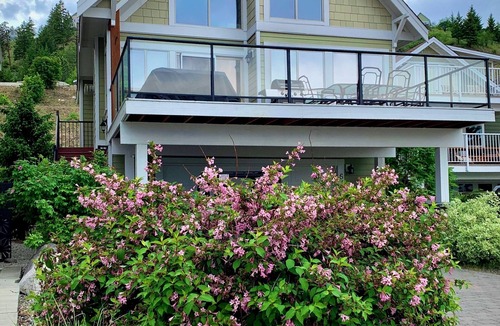 Central Okanagan Cottage | Luxury Modern Lake Cottage, Huge Deck Sleeps 8, Pet Friendly, Close to Amenities