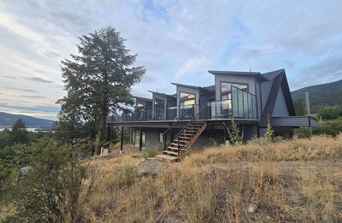 Central Okanagan Apartment | Luxury modern loft. Located on a plateau with stunning views over lakes