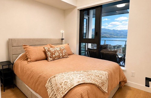 South Pandosy Apartment | Luxury on the Lake with Amazing 11/F Unobstructed View!
