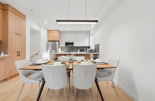 Renfrew House | Luxury Retreat | Rooftop | Movie Room | Sleeps 12