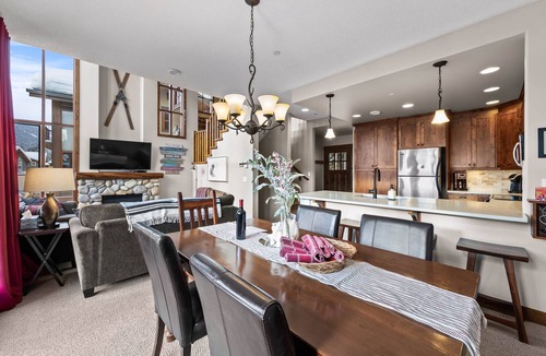 Sun Peaks House | Luxury slopeside townhouse with private hot tub in Woodhaven 4