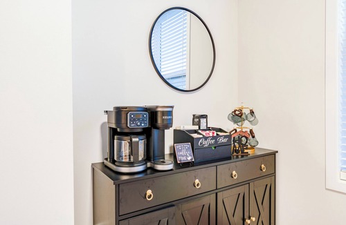 Calgary House | Luxury Spacious 3BR Retreat | King Bed | Fast WiFi | Free Parking | Near Shops