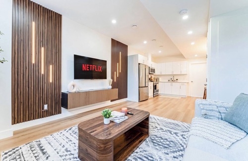Forest Lawn House | Luxury Stay Near Downtown | King Bed | Free Parking | Close to YYC Airport