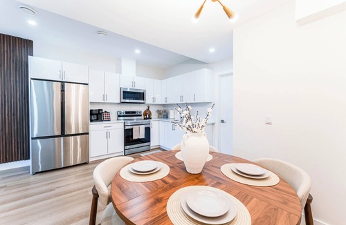 Forest Lawn House | Luxury Stay Near Downtown | King Bed | Free Parking | Close to YYC Airport