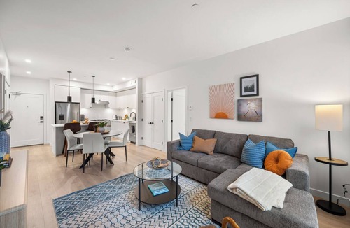 Surrey Apartment | Luxury White Rock 2BR | King Bed | Sleeps 6| Parking