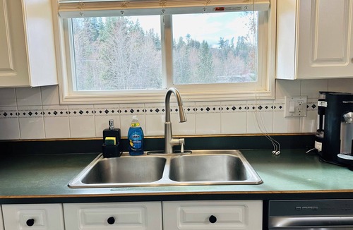 Rutland House | Mainfloor 3 bedroom, sleep 5-6, Kelowna wineries retreats