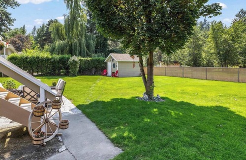 Rutland House | Mainfloor 3 bedroom, sleep 5-6, Kelowna wineries retreats