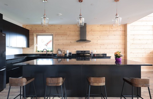 Courtenay Ski Chalet | Mammoth Chalet - Luxury Retreat on Mount Washington. Hot tub & Sauna