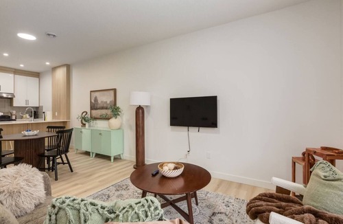 Shaganappi House | "Mint & Mahogany" 3bdrm 5 mins to C-Train!