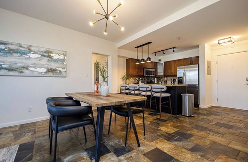South Pandosy Apartment | Mission Retreat, pool, hot tub, gym, steps from the beach.