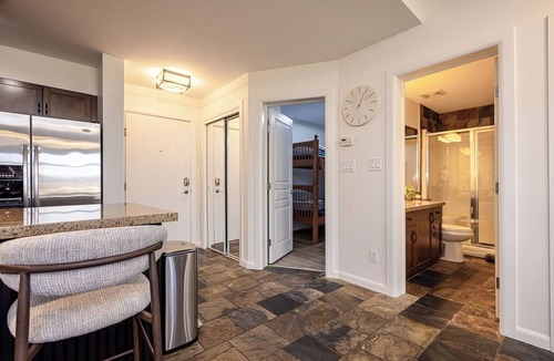 South Pandosy Apartment | Mission Retreat, pool, hot tub, gym, steps from the beach.