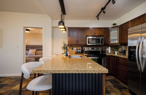 South Pandosy Apartment | Mission Retreat, pool, hot tub, gym, steps from the beach.