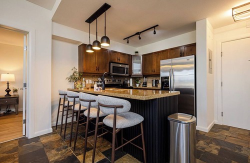 South Pandosy Apartment | Mission Retreat, pool, hot tub, gym, steps from the beach.