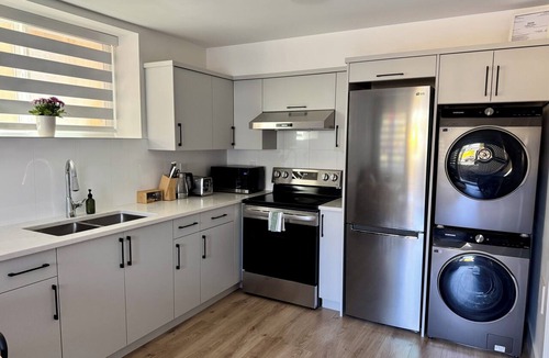 Renfrew-Collingwood House | Modern 1-Bedroom Suite | Free Parking + Walk to Skytrain