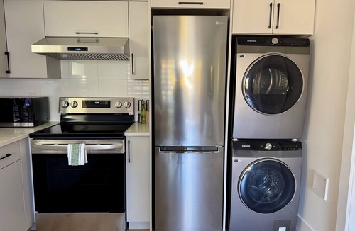Renfrew-Collingwood House | Modern 1-Bedroom Suite | Free Parking + Walk to Skytrain