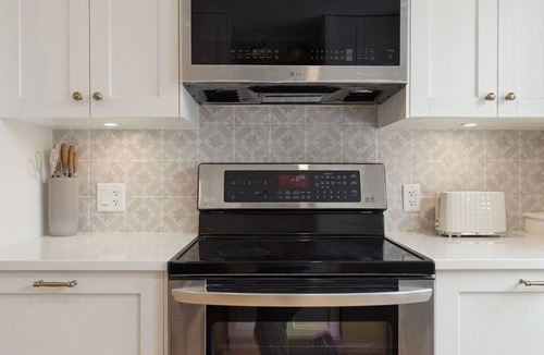 Blueridge House | Modern 1BR + Murphy Bed Garden Suite | Steps to Trails & Transit | Pet Friendly