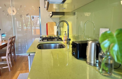 Strathcona Apartment | Modern 1BR w/Balcony | 10 Mins Walk to BC Place & Rogers Arena