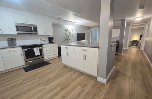 Rosslyn House | Modern 2-Bedroom Private Basement Suite | Quiet, Clean, Long Stays