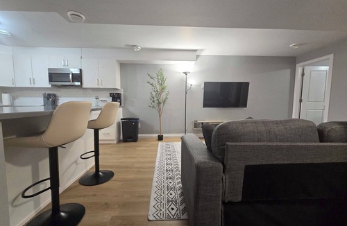 Rosslyn House | Modern 2-Bedroom Private Basement Suite | Quiet, Clean, Long Stays