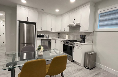 West Edmonton House | Modern 2 Bedroom Suite - 10 mins to WEM