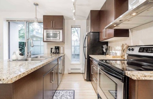 Crosstown House | Modern 3BR 4 Beds Prime Downtown Spot