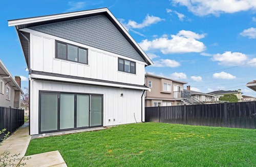 Renfrew-Collingwood House | Modern 3BR Gem | Close to Transit | 15m to DT