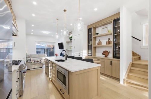 Rosscarrock House | Modern 3BR Home Downtown Free Parking Sleeps 8