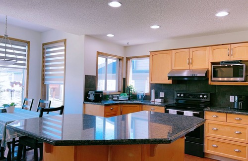 Panorama Hills House | Modern 3BR Panorama Home | Garage | Near YYC