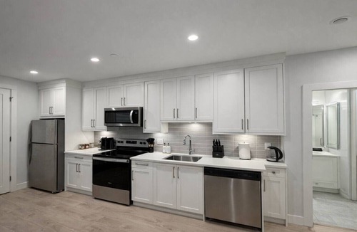 Marpole House | Modern 3BR Suite| 10 Min To YVR and Downtown| WiFi