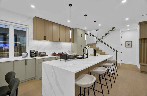 Kerrisdale House | Modern 4BR Home Steps from VanDusen & Queen Elizabeth Park