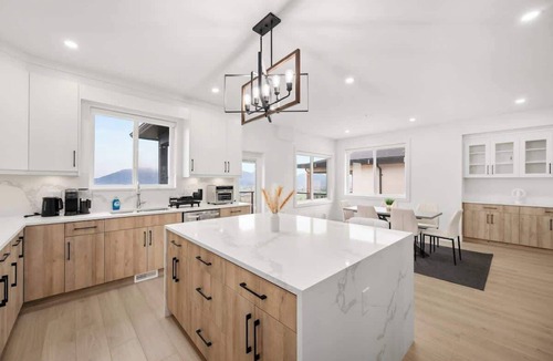 Eastern Hillsides House | Modern 4BR Suite with Mountain Views