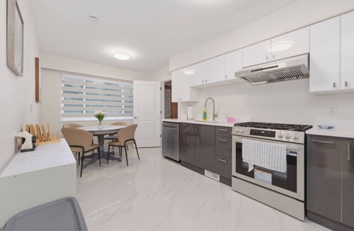 Marpole House | Modern 5BR Oasis | Near Skytrain Airport and Shops