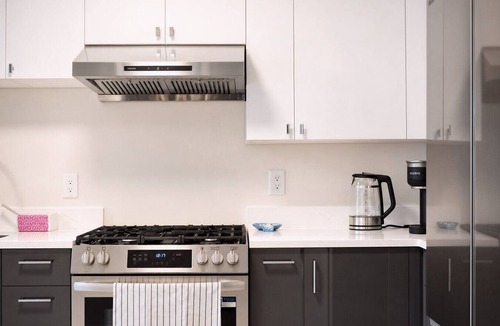 Marpole House | Modern 5BR Oasis | Near Skytrain Airport and Shops