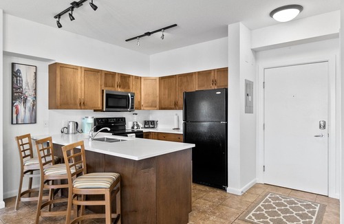 South Pandosy Condo | Modern 5th Floor unit 3 bed 2 bath 958sq ft Playa del Sol Resort