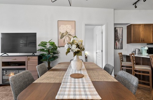 South Pandosy Condo | Modern 5th Floor unit 3 bed 2 bath 958sq ft Playa del Sol Resort
