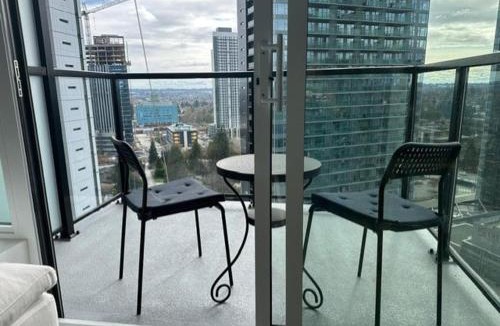 Surrey Apartment | Modern apartment, free parking in King George Hub