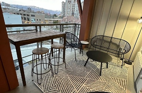North End Condo | Modern Condo in Downtown Kelowna-HE426