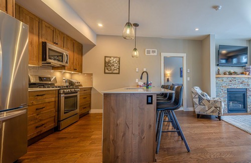 Sun Peaks Condo | Modern Condo | Ski-In & Ski-Out | Private Hot Tub | Fireplace