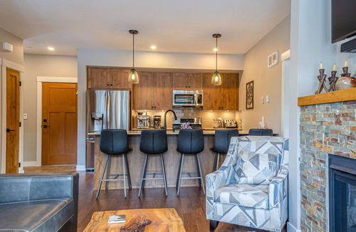 Sun Peaks Condo | Modern Condo | Ski-In & Ski-Out | Private Hot Tub | Fireplace