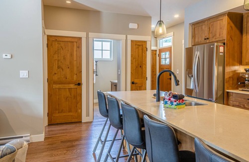 Sun Peaks Condo | Modern Condo | Ski-In & Ski-Out | Private Hot Tub | Fireplace