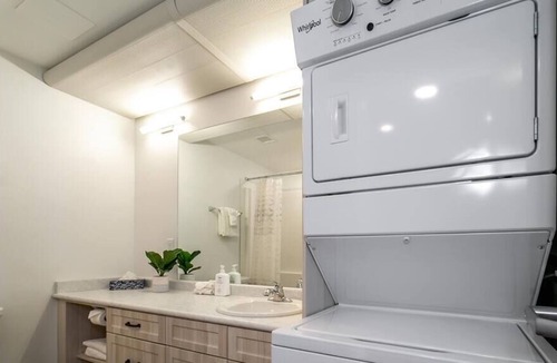 North Central Edmonton Condo | ✦Modern Country Retreat✦5 min ❤ of DTN✔U/G Parking