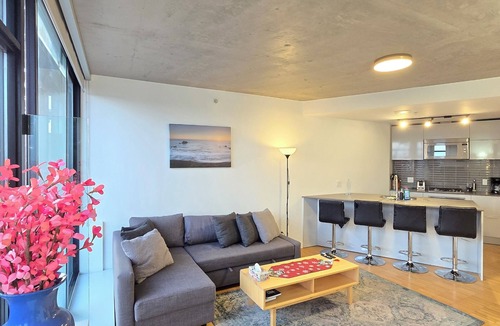 Crosstown Apartment | Modern Downtown Apartment with Million City Views
