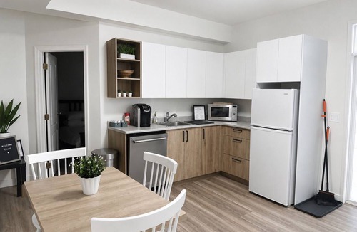 Guildford Apartment | Modern Family Suite in Fraser Heights | Sleeps 6