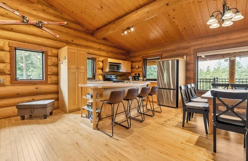 East Kootenay Cabin | Modern Farm Chalet. 10-Min Drive to Koocanusa