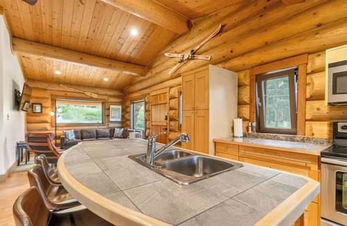 East Kootenay Cabin | Modern Farm Chalet. 10-Min Drive to Koocanusa