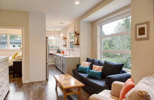 Sooke House | Modern Guesthouse on Galloping Goose close to Sooke Potholes