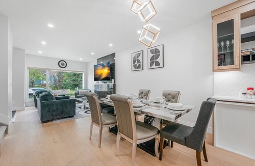 Southwest Edmonton House | Modern luxury home near Downtown and close to University of Alberta *King Bed
