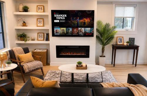 Killarney Apartment | Modern Luxury Killarney Retreat with AC and Sleeps 8