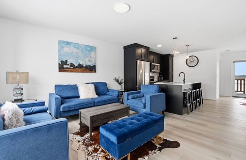 Red Deer House | Modern new townhouse - 4 bedroom retreat