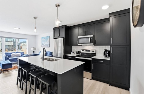 Red Deer House | Modern new townhouse - 4 bedroom retreat